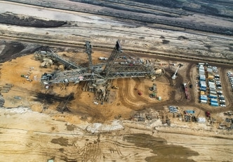 Referenzfoto von der Aufnahme eines Luftbildes für die Industrie. Schaufelradbagger